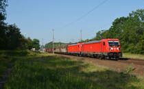 187 123 führte am 13.06.20 einen gemischten Güterzug durch Burgkemnitz Richtung Wittenberg. Als Wagenlok wurde 187 175 mitgeschleppt.