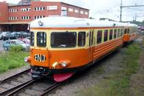 Vom Pendelzug aus fotografiert wurde am 12 September 2015 in Gävle der ENJ Schienenbus 1255.