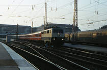Im Jahr 1983 jobbte ich in den Semesterferien bei der Post als Kraftfahrer. Ein wichtiges Münchner Postamt lag direkt neben dem Hauptbahnhof, es ist das große Gebäude hinter der Lokomotive (Heute ein Hotel). So konnte ich den Münchner Hauptbahnhof zu allen Tages- und Nachtzeiten erleben, oft genug hatte ich meine Spiegelreflex dabei.
Stets fasziniert haben mich die langlaufenden Nachtschnellzüge, wie hier der D1163 Paris - Wien, der München noch vor 7 Uhr früh verließ. Er bestand vor allem aus Liegewagen der SNCF, ab München verstärkt durch Sitzwagen und einen Speisewagen der ÖBB. Zuglok war in diesem Jahr eine Lok der Baureihe 111, natürlich des Bw München 1. August 1983.
Canon AE1, Canoscan, GIMP.