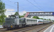 railadventure mit ihrer französischen vossloh DE 18 (82 87 4185 011-1 F-RADVE) bei der Überführung eines fabrbikneuen ICE 4 Steuerwagens (7812 212-5) und reichlich firmeneigenen Schutz- und Begleitwagen am 09.06.20 Bf. Saarmund.