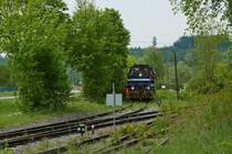 Von der Abstellgruppe bei einem Hersteller von Regalsystemen kommend erreicht V 151 (580 002-0) der SWEG am 13.05.2020 die Anschlussgrenze, wo die Wagen abgekuppelt werden. Danach wird die V 151 den im Bahnhof Krauchenwies abgekuppelten Wagen anh�ngen und anschlie�end nach Sauldorf ziehen. Im Vordergrund die Gleise der Ablachtal-Bahn (KBS 732, Streckenabschnitt Mengen - Stockach). Standort des Fotografen ist die Stra�e an einem Bahn�bergang (in Bild 1211579 andeutungsweise zu sehen).