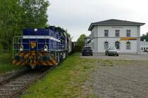 V 151 (580 002-0) der SWEG erreicht am 13.05.2020 mit mehreren G�terwagen von Mengen kommend �ber die Ablachtal-Bahn, Streckenabschnitt Mengen - Stockach, Krauchenwies.