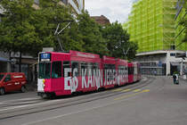 Doppeltraktion, mit dem Be 4/8 215 und dem Be 4/6 258 mit der Werbung zur Vorbeugung von Brustkrebs, auf der Linie 17, fährt zur Haltestelle Heuwaage. Die Aufnahme stammt vom 08.06.2020.