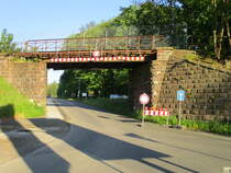Nachdem die Bahnstrecke Schmalkalden-Kleinschmalkalden 1996 stillgelegt wurde,blieben die Eisenbahnbrücken an der Strecke erhalten.Auf den Brücken wurde der Mommelstein-Rad-und Wanderweg angelegt,so das man von Schmalkalden bis nach Kleinschmalkalden den gesamten Verlauf auf dem ehemaligen Bahndamm,der Strecke erkunden kann.Diese Eisenbahnbrücke steht in Floh Seligenthal.Aufgenommen am 26.Mai 2020.