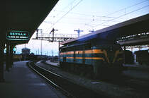 Ordentlich qualmt die Diesellok 1602 der Renfe, computergerecht 316 002, als sie sich in Sevilla Plaza de Armas für ein Rangiermanöver in Bewegung setzt. Zu sehen ist der Führerstand 1 mit der für ALCO charakteristischen Front. Oktober 1981.
Canon AE1, Canoscan, GIMP