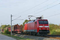 20. September 2018, Ein gemischter Güterzug mit lok 152 015 fährt in Richtung Saalfeld durch Küps.