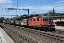 Re 4/4 III IM AUSSTERBEN.
Zur Zeit stehen nur noch wenige Re 430 im Dienst von SBB CARGO NATIONAL.
Die Aussortierung ist schon voll im Gange.
Re 430 370-7 mit gemischter Güterlast anlässlich der Bahnhofsdurchfahrt Sissach vom 12. Juni 2020.
Foto: Walter Ruetsch