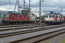 Re 4/4 III IM AUSSTERBEN.
Zur Zeit stehen nur noch wenige Re 430 im Dienst von SBB CARGO NATIONAL.
Die Aussortierung ist schon voll im Gange.
Zusammentreffen der Re 420 310-5 und der Re 430 362-4 im Güterbahnhof Solothurn am Abend des 17. Juni 2020.
Die Re 430 wurde zur Freude des Fotografen an Stelle einer Re 620 eingeteilt. Auch die neuste Werbelokomotive übernachtet nicht jeden Abend in Solothurn.
Fotostandort grüne Wiese, Bildausschnitt Fotoshop.
Foto: Walter Ruetsch
