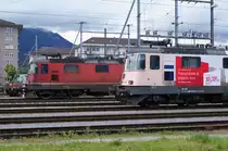Re 4/4 III IM AUSSTERBEN.
Zur Zeit stehen nur noch wenige Re 430 im Dienst von SBB CARGO NATIONAL.
Die Aussortierung ist schon voll im Gange.
Zusammentreffen der Re 420 310-5 und der Re 430 362-4 im Güterbahnhof Solothurn am Abend des 17. Juni 2020.
Die Re 430 wurde zur Freude des Fotografen an Stelle einer Re 620 eingeteilt. Auch die neuste Werbelokomotive übernachtet nicht jeden Abend in Solothurn.
Fotostandort grüne Wiese, Bildausschnitt Fotoshop.
Foto: Walter Ruetsch