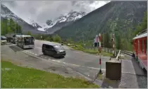 R4656 nach St.Moritz windet sich durch die Montebellokurve oberhalb Morteratsch mit Blick zum gleichnamigen Gletscher. (09.06.2020)