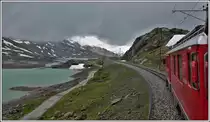 Das Wetter wechselt schnell auf dem Berninapass. R4656 mit ABe 4/4 III 56  Corviglia  und 52  Brusio  fährt dem Lago Bianco entlang Richtung Ospizio Bernina 2253m. (09.06.2020)