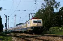Eine Maschine der Baureihe 111 als Zuglok, eine homogene Garnitur von Waggons der Reihe Bm235, so sahen die Intercityzüge südlich und östlich von München in den 1980er Jahren aus. Hier sehen wir die fabrikneue 111 207-7 mit dem IC621  Wetterstein  um 16.52 Uhr bei der Einfahrt in den Bahnhof Murnau. Der Zug ist in Münster (Westfalen) gestartet und hat über Frankfurt und Nürnberg München erreicht, von wo es weiter ging nach Garmisch-Partenkirchen, dem Zielbahnhof. Der Zug verkehrte täglich. Murnau hatte damals nicht nur ausgedehnte Bahnhanlagen, sondern auch noch Formsignale, welche von zwei Stellwerken aus bedient wurden. Der Fahrdienstleiter hatte seinen Platz im Bahnhofsgebäude. 11. Juni 1983.
Canon AE1, Canoscan, GIMP

