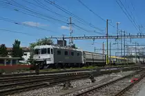 Re 620 003-4 schleppt einen Stadler Triebzug für die U-Bahn von Liverpool durch den Bahnhof Pratteln. Die Aufnahme stammt vom 29.05.2020.
