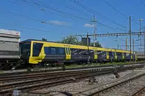 Re 620 003-4 schleppt einen Stadler Triebzug für die U-Bahn von Liverpool durch den Bahnhof Pratteln. Die Aufnahme stammt vom 29.05.2020.