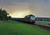 241 338-3 (Starkenberger Güterlogistik GmbH, Starkenberg) fuhr am 16.06.20 einem Sandzug von Könitz über Triptis Richtung Gera. Hier ist der Zug in Dreitzsch zusehen.