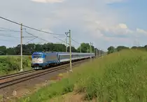 380 007 zusehen mit EC 280 am 13.06.20 in Pardubice Opočínek.