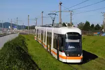 Tw.026 als Linie 4 nach Schloß Traun kurz vor der Westbahnunterführung in Unter Gaumberg. (12.06.2020)