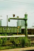 Am 16. Juni 1986 stand auf dem Dresdner Hauptbahnhof noch dieser Wasserkran und auch der damals in den Hintergrund geratene Bahndienstwagen ist heute  historisch wertvoll . 