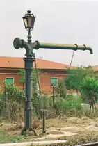 31. Juli 1997, Italien, auf dem Bahnhof Campiglia Maritima (Strecke 33 Pisa - Livorno - Rom) in der Toscana sah ich diesen Wasserkran mit der schönen Laterne.