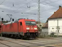 185 355 - 5 überquert den BÜ in Hosena mit einem kurzem Selbstentlader Ganzzug.
20.6.2020 11:06 Uhr. Hosena
