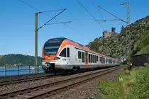 Am 30.5.2020 verließ RB 25015 in Form von Triebwagen 403 und einem weiteren Flirt, auf dem Weg von Neuwied nach Wiesbaden, den Ort St. Goarshausen. Im Hintergrund ist die Burg Katz zu sehen.