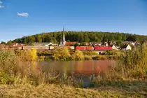 Eine unbekannte 152 und eine abgebügelte 185 von DB Cargo mit einem gemischten Güterzug bei Wernfeld Richtung Würzburg, 18.09.2019