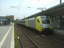 Das Taurus-Doppel der RB 40 Essen-Hagen,vorne ES 64 U2-045,
im Schub ES 64 U2-095,beim Halt im Bochum Bhf. 