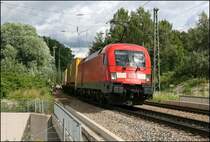 Nur drei Minuten nach der 139 552 rollt die 9180 6 182 014-1-D-DB mit ihrem Kombizug in den Bahnhof Brannenburg ein. Kurz vor dem Ausfahrtsignal bekam der Zug Gr�n und konnte seine Fahrt in Richtung Brenner/Brennero fortsetzen. (27.06.07)

