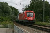 Als die Sonne gerade verschwunden ist, f�hrt 1116 073 mit dem EuroCity 85  MICHELANGELO  bei Brannenburg zum Grenzbahnhof Brenner/Brennero. (27.96.07)