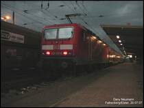 143 567 vor dem RE 18 nach Cottbus. Hier kurz vor einem Sturm daher im Hintergrund sehr dunkel. Gesehen am 21.07.07 in Falkenberg/Elster.