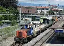 Re 4/4 I 10016 mit einer Sonderleistung in Kerzers am 1. Juli 2020.
Überführt wurde ein Bauzug der Firma GREUTER AG bestehend aus der zweiachsigen Henschel-Diesellok Tm 2/2 237 966-7 mit Xs-Wagen sowie dem swiss rail trafic Tm 232 223-8.
Foto: Walter Ruetsch 