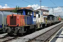 Re 4/4 I 10016 mit einer Sonderleistung in Kerzers am 1. Juli 2020.
Überführt wurde ein Bauzug der Firma GREUTER AG bestehend aus der zweiachsigen Henschel-Diesellok Tm 2/2 237 966-7 mit Xs-Wagen sowie dem swiss rail trafic Tm 232 223-8.
Foto: Walter Ruetsch 