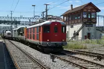 Re 4/4 I 10016 mit einer Sonderleistung in Kerzers am 1. Juli 2020.
Überführt wurde ein Bauzug der Firma GREUTER AG bestehend aus der zweiachsigen Henschel-Diesellok Tm 2/2 237 966-7 mit Xs-Wagen sowie dem swiss rail trafic Tm 232 223-8.
Besondere Beachtung gilt dem Wärterstellwerk mit Baujahr 1901.
Foto: Walter Ruetsch 