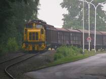 Henschel DHG 500 des Opel-Werkes in Bochum Langendreer mit G�terwagenzug am 22.07.2004. Hier werden die Modelle Astra und Zafira gefertigt.