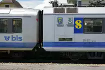 Der BLS RBDe 565 731 mit doppeltem Wappenschmuck.
Der am 1. Juli 2020 in Kerzers fotografierte RBDe 565 731 trägt die Wappen von Bümpliz und Holligen.
Foto: Walter Ruetsch 