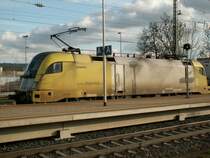 Die Siemens Dispolok ES64U2-012 im Bahnhof Bad Hersfeld m�sste auch mal wieder gewaschen werden