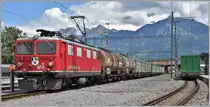 5737 mit Ge 4/4 I nach Ilanz mit zwei Heizoelzisternen, zwei Wagen mit leeren Abfallcontainern und vier Wagen mit acht Valser Wechselpritschen. (18.06.2020)