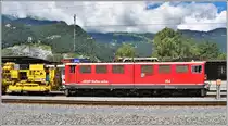 5120 mit Ge 6/6 II 704  Davos  in Untervaz-Trimmis ein. (18.06.2020)