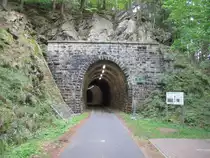 Neben zahlreichen,erhalten gebliebenden Eisenbahnbrücken ist auch der Hunsrücktunnel erhalten geblieben durch den der Mommelsteinweg hindurch führt.Aufnahme das Nordportal bei Kleinschmalkalden am 26.Juni 2020.