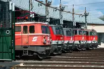 1042 033, 1144 031, 1142 608, 2143 044, 2143 062, vor einigen Jahren, am 17.04.2010 in der Traktion Selzthal.