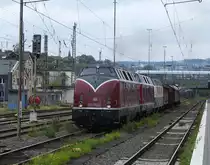 DIESELLOKS V200/V220 BEI AUSFAHRT BAHNHOF SIEGEN 3.7.2020
Seltener Anblick im Bahnhof Siegen:200 033 und 220 015 mit wenigen Sonderwagen
und Lok 212 079-8 hinten verlassen den Hbf. SIEGEN auf der Siegstrecke
Richtung BETZDORF/KÖLN....