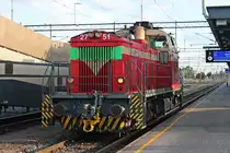 Portrait von Dv12 2751, als diese am Abend des 09.07.2019 über Gleis 3 durch den Bahnhof von Oulu rangierte, an ihren Autotransportwagen vortbei um diese dann später an den Nacht-IC 266 (Rovaniemi - Helsinki) zu rangieren.