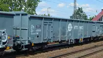 Offener Drehgestellwagen vom französischen Einsteller ERMEWA SA mit der Nr. 33 RIV 87 F-ERSA 5375 181-1 Eanos in einem Ganzzug am 16.06.20 Bf. Saarmund.