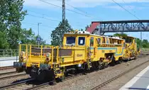 Die P&T Zweischwellenstopfmaschine 09-32 CSM der Firma Kölngleis Gleisbau GmbH & Co.KG (D-KG 99 80 9424 004-6) + Schotterverteil- und Planiermaschine SSP 110 SW am 23.06.20 Durchfahrt Bf. Saarmund. Eine Gleisbaufirma die zu mindestens ich hier regional zum ersten Mal sehe.  