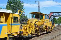 Schotterverteil- und Planiermaschine SSP 110 SW der Firma Kölngleis Gleisbau GmbH & Co.KG (D-KG 99 80 9425 027-6) am Haken der P&T Zweischwellenstopfmaschine 09-32 CSM am 23.06.20 Durchfahrt Bf. Saarmund.