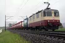 Die Re 4/4 II 11393 aus dem Jahre 1984 von IRSI mit TEE-Anstrich. Die frisch revidierte Re 421 393-0 mit leerem Sirup Containerzug bei Regen und Sturm bei Niederbipp auf der Fahrt von Aarberg nach Islikon am 30. April 2020.
Dieser 30. April war für die TEE-Lok ein ganz besonderer Tag trotz starkem Regen. Erstmals war sie mit einem imposanten Güterzug unterwegs. Die leeren Sirup Container wurden in Islikon gewaschen.
Foto: Walter Ruetsch