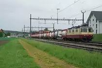 Die Re 4/4 II 11393 aus dem Jahre 1984 von IRSI mit TEE-Anstrich. Die frisch revidierte Re 421 393-0 mit leerem Sirup Containerzug in Aarberg auf die Abfahrt nach Islikon wartend am 30. April 2020.
Dieser 30. April war für die TEE-Lok ein ganz besonderer Tag trotz starkem Regen. Erstmals war sie mit einem imposanten Güterzug unterwegs.
Foto: Walter Ruetsch