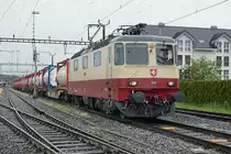 Die Re 4/4 II 11393 aus dem Jahre 1984 von IRSI mit TEE-Anstrich. Die frisch revidierte Re 421 393-0 mit leerem Sirup Containerzug in Aarberg auf die Abfahrt nach Islikon wartend am 30. April 2020.
Dieser 30. April war für die TEE-Lok ein ganz besonderer Tag trotz starkem Regen. Erstmals war sie mit einem imposanten Güterzug unterwegs.
Fotostandort Wiese. Bildausschnitt Fotoshop.
Foto: Walter Ruetsch