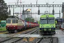 Die Re 4/4 II 11393 aus dem Jahre 1984 von IRSI mit TEE-Anstrich. Die frisch revidierte Re 421 393-0 mit leerem Sirup Containerzug in Aarberg auf die Abfahrt nach Islikon wartend am 30. April 2020.
Dieser 30. April war für die TEE-Lok ein ganz besonderer Tag trotz starkem Regen. Erstmals war sie mit einem imposanten Güterzug unterwegs.
Foto: Walter Ruetsch