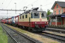 Die Re 4/4 II 11393 aus dem Jahre 1984 von IRSI mit TEE-Anstrich. Die frisch revidierte Re 421 393-0 mit leerem Sirup Containerzug in Aarberg auf die Abfahrt nach Islikon wartend am 30. April 2020.
Dieser 30. April war für die TEE-Lok ein ganz besonderer Tag trotz starkem Regen. Erstmals war sie mit einem imposanten Güterzug unterwegs.
Foto: Walter Ruetsch